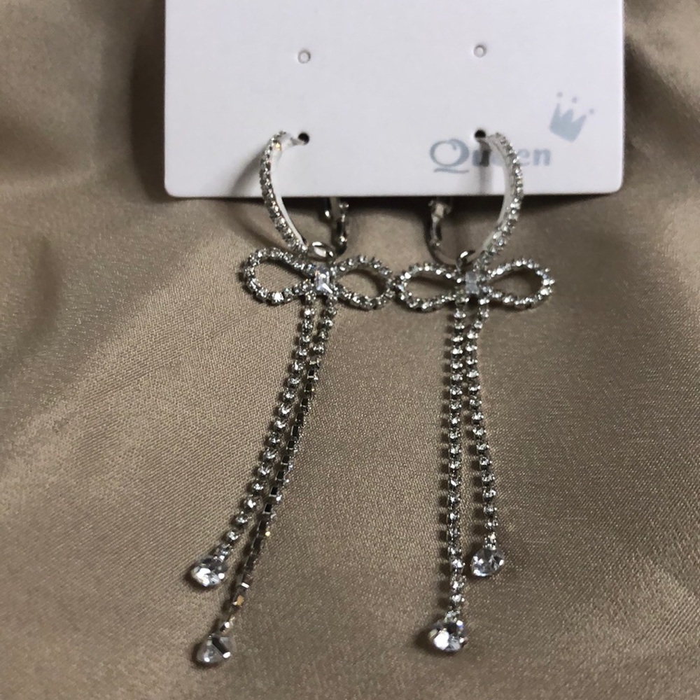 Bow tie dropping earrings